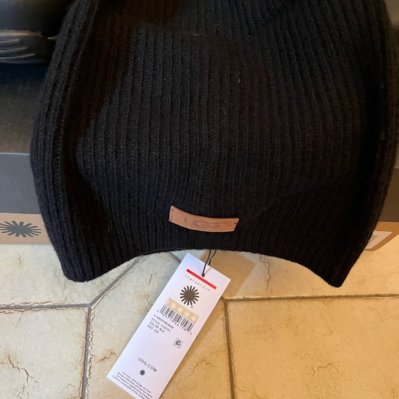 Uggs water proof winter boots& matching Uggs beanie - Picture 9 of 9